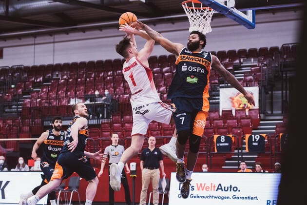 ProA: Playoffs - Artland Dragons vs. ROSTOCK SEAWOLVES, 29.04.2021 Zachary Christopher Ensminger (Artland Dragons, 1), Trevor Marquese Lacey (Rostock Seawolves, 7); ProA: Playoffs - Artland Dragons vs. ROSTOCK SEAWOLVES am 29.04.2021 in Quakenbrueck (Artland Arena), Germany, Copyright: xBEAUTIFULxSPORTS Neddermannx