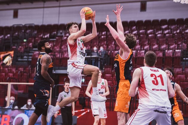 ProA: Playoffs - Artland Dragons vs. ROSTOCK SEAWOLVES, 29.04.2021 Zachary Christopher Ensminger (Artland Dragons, 1), Till Gloger (Rostock Seawolves, 18); ProA: Playoffs - Artland Dragons vs. ROSTOCK SEAWOLVES am 29.04.2021 in Quakenbrueck (Artland Arena), Germany, Copyright: xBEAUTIFULxSPORTS Neddermannx