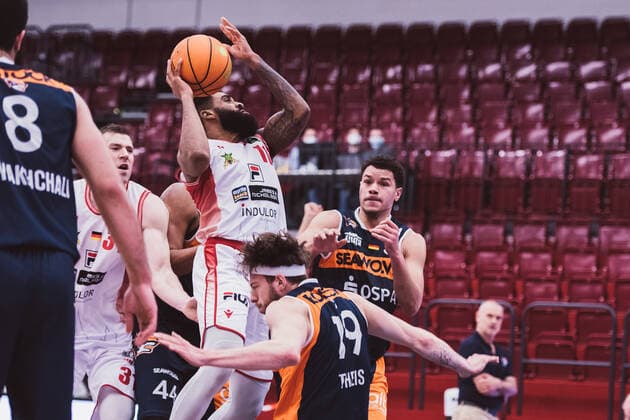 ProA: Playoffs - Artland Dragons vs. ROSTOCK SEAWOLVES, 29.04.2021 Gerel David Simmons (Artland Dragons, 11), Sid-Marlon Theis (Rostock Seawolves, 19), Jarelle Alexander Reischel (Rostock Seawolves, 3); ProA: Playoffs - Artland Dragons vs. ROSTOCK SEAWOLVES am 29.04.2021 in Quakenbrueck (Artland Arena), Germany, Copyright: xBEAUTIFULxSPORTS Neddermannx
