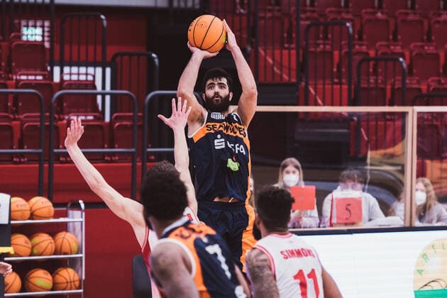 ProA: Playoffs - Artland Dragons vs. ROSTOCK SEAWOLVES, 29.04.2021 Behnam Yakhchali Dehkordi (Rostock Seawolves, 8); ProA: Playoffs - Artland Dragons vs. ROSTOCK SEAWOLVES am 29.04.2021 in Quakenbrueck (Artland Arena), Germany, Copyright: xBEAUTIFULxSPORTS Neddermannx