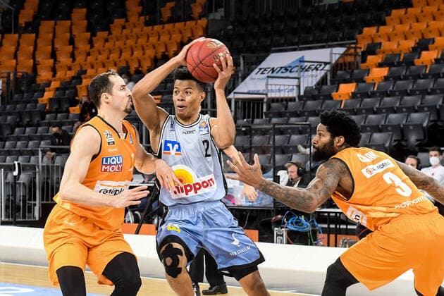 GER, BBL, ratiopharm ulm vs HAKRO Merlins Crailsheim 29.04.2021, ratiopharm arena, Neu-Ulm, GER, BBL, ratiopharm ulm vs HAKRO Merlins Crailsheim, im Bild Trae Bell-Haynes (Crailsheim, 2) setzt sich gegen John Petrucelli (Ulm, 7) und Cameron Clark (Ulm, 3) durch
