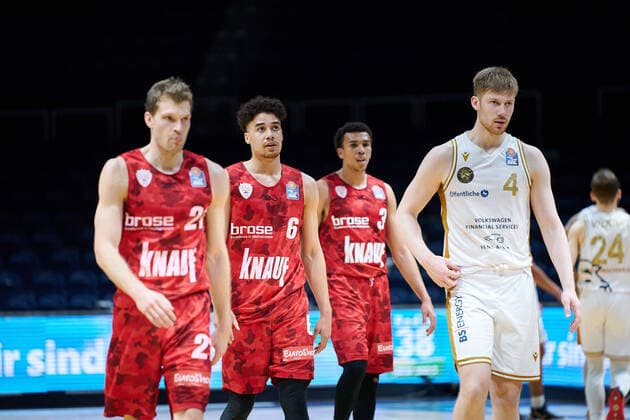 F. Koch (Nr. 21 soliver Wuerzburg) J. Obiesie (Nr. 6 soliver Wuerzburg) T. Ward (Nr. 3 soliver Wuerzburg) kurz vor Abpfiff Basketball Loewen Braunschweig - soliver Wuerzburg Basketball Loewen Braunschweig - soliver Wuerzburg, Basketball, BBL, Saison 2020 2021, 29.04.2021 Braunschweig Copyright: xEibner-Pressefoto DanielxReineltx EP_DRT