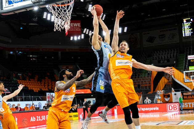 JERMAINE HALEY JR. (Hakro Merlins Crailsheim 10) im Kampf gegen John Petrucelli (Ratiopharm Ulm 07) GER, Ratiopharm Ulm vs. Hakro Merlins Crailsheim, easycredit 1.Bundesliga Basketball, 31.Spieltag, Saison 2020 21, 29.04.2021 Ratiopharm Ulm vs. Hakro Merlins Crailsheim, 1.Basketball Bundesliga Neu-Ulm Copyright: xEibner-Pressefoto RogerxBuerkex EP_EER