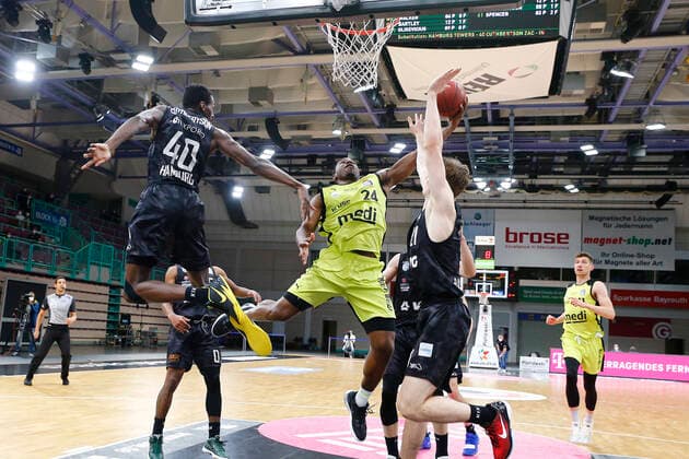 31. Spieltag der easyCredit BBL Basketball Bundesliga am 29.April 2021in der Oberfrankenhalle in Bayreuth Bayern Deutschland Saison 2020-2021 Medi Bayreuth gegen Basketball Hamburg Towers Frank Bartley (Medi Bayreuth 24) mitte Zac Cuthbertson (Hamburg Towers 40) links