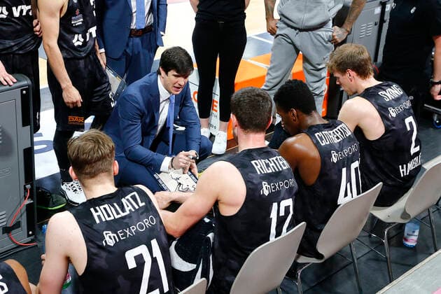 31. Spieltag der easyCredit BBL Basketball Bundesliga am 29.April 2021in der Oberfrankenhalle in Bayreuth Bayern Deutschland Saison 2020-2021 Medi Bayreuth gegen Basketball Hamburg Towers Pedro Calles (Hamburg Towers) Trainer