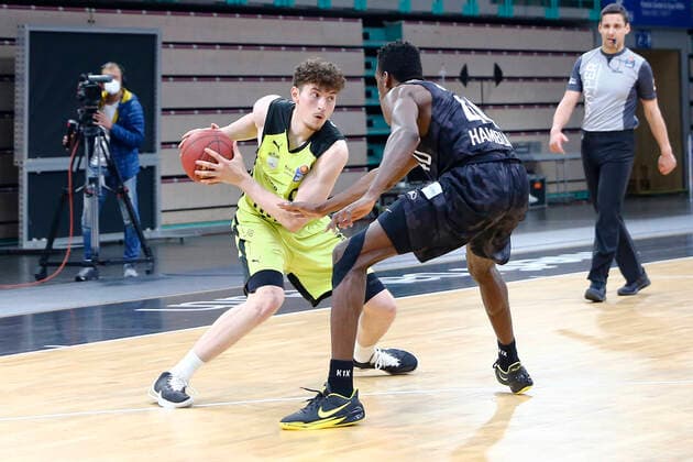 31. Spieltag der easyCredit BBL Basketball Bundesliga am 29.April 2021in der Oberfrankenhalle in Bayreuth Bayern Deutschland Saison 2020-2021 Medi Bayreuth gegen Basketball Hamburg Towers Kay Bruhnke (Medi Bayreuth 9) links Zac Cuthbertson (Hamburg Towers 40) rechts
