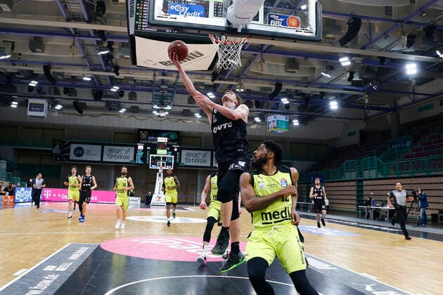 31. Spieltag der easyCredit BBL Basketball Bundesliga am 29.April 2021in der Oberfrankenhalle in Bayreuth Bayern Deutschland Saison 2020-2021 Medi Bayreuth gegen Basketball Hamburg Towers Lazeric Jones (Medi Bayreuth 12) rechts Maik Kotsar (Hamburg Towers 11) links