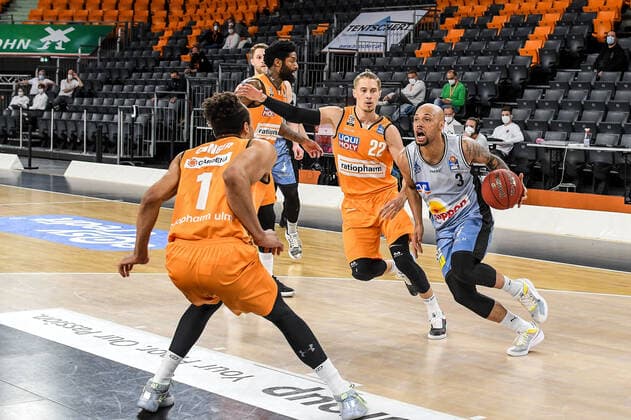 GER, BBL, ratiopharm ulm vs HAKRO Merlins Crailsheim 29.04.2021, ratiopharm arena, Neu-Ulm, GER, BBL, ratiopharm ulm vs HAKRO Merlins Crailsheim, im Bild Demitrius Conger (Ulm, 1), Thomas Klepeisz (Ulm, 22), Maurice Stuckey (Crailsheim, 3)