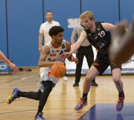 Marvin HECKEL (47 Eisbaeren Bremerhaven), Till PAPE (19 VfL Kirchheim Knights) ; Eisbären Bremerhaven vs VfL Kirchheim Knights, Basketball, 2. Bundesliga ProA, 29.04.2021, 5. Spieltag der Playoffs, Saison 2020 2021 ; Copyright: xErikxHillmer EIBNERx EP_ehr Eisbären Bremerhaven vs VfL Kirchheim Knights, Basketball, 2. Bundesliga ProA, 29.04.2021, 5. Spieltag der Playoffs, Saison 2020 2021 Bremerhaven Copyright: xErikxHillmer EIBNERx EP_ehr
