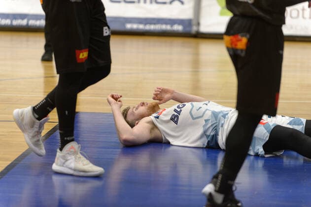 Maximilian Ellis UGRAI (26 Eisbaeren Bremerhaven) liegt nach einem Zweikampf frustriert auf dem Boden ; Eisbären Bremerhaven vs VfL Kirchheim Knights, Basketball, 2. Bundesliga ProA, 29.04.2021, 5. Spieltag der Playoffs, Saison 2020 2021 ; Copyright: xErikxHillmer EIBNERx EP_ehr Eisbären Bremerhaven vs VfL Kirchheim Knights, Basketball, 2. Bundesliga ProA, 29.04.2021, 5. Spieltag der Playoffs, Saison 2020 2021 Bremerhaven Copyright: xErikxHillmer EIBNERx EP_ehr
