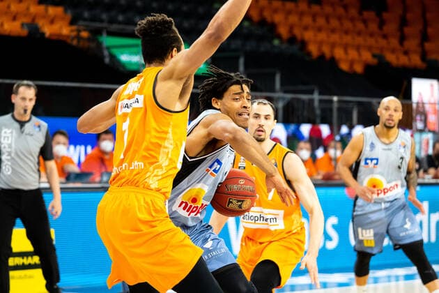 JEREMY JONES (Hakro Merlins Crailsheim 24) setzt sich durch gegen John Petrucelli (Ratiopharm Ulm 07) GER, Ratiopharm Ulm vs. Hakro Merlins Crailsheim, easycredit 1.Bundesliga Basketball, 31.Spieltag, Saison 2020 21, 29.04.2021 Ratiopharm Ulm vs. Hakro Merlins Crailsheim, 1.Basketball Bundesliga Neu-Ulm Copyright: xEibner-Pressefoto RogerxBuerkex EP_EER