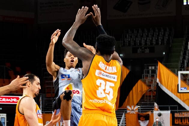 TRAE BELL-HAYNES (Hakro Merlins Crailsheim 02) wird von Aric Holman (Ratiopharm Ulm 35) geblockt GER, Ratiopharm Ulm vs. Hakro Merlins Crailsheim, easycredit 1.Bundesliga Basketball, 31.Spieltag, Saison 2020 21, 29.04.2021 Ratiopharm Ulm vs. Hakro Merlins Crailsheim, 1.Basketball Bundesliga Neu-Ulm Copyright: xEibner-Pressefoto RogerxBuerkex EP_EER