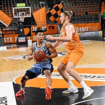 GER, BBL, ratiopharm ulm vs HAKRO Merlins Crailsheim 29.04.2021, ratiopharm arena, Neu-Ulm, GER, BBL, ratiopharm ulm vs HAKRO Merlins Crailsheim, im Bild Trae Bell-Haynes (Crailsheim, 2) versucht sich gegen Dylan Osetkowski (Ulm, 21) durchzusetzen