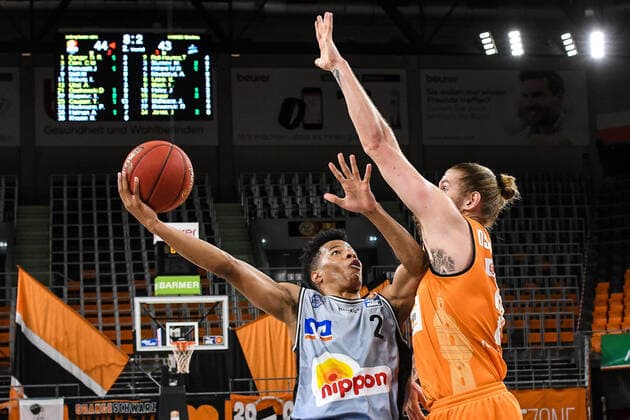 GER, BBL, ratiopharm ulm vs HAKRO Merlins Crailsheim 29.04.2021, ratiopharm arena, Neu-Ulm, GER, BBL, ratiopharm ulm vs HAKRO Merlins Crailsheim, im Bild Trae Bell-Haynes (Crailsheim, 2) versucht sich gegen Dylan Osetkowski (Ulm, 21) durchzusetzen