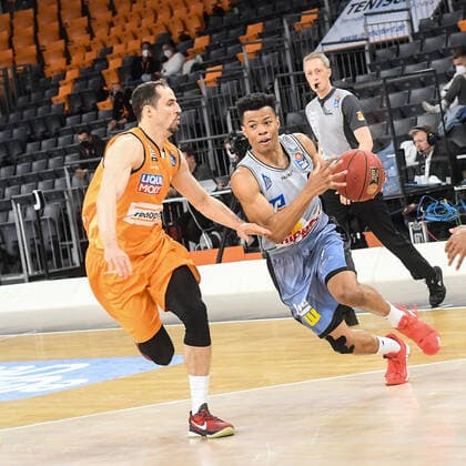 GER, BBL, ratiopharm ulm vs HAKRO Merlins Crailsheim 29.04.2021, ratiopharm arena, Neu-Ulm, GER, BBL, ratiopharm ulm vs HAKRO Merlins Crailsheim, im Bild Trae Bell-Haynes (Crailsheim, 2) versucht sich gegen John Petrucelli (Ulm, 7) durchzusetzen