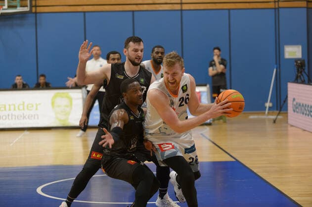 Maximilian Ellis UGRAI (26 Eisbaeren Bremerhaven) setzt sich durch gegen Andreas KRONHARDT (47 VfL Kirchheim Knights), Richard WILLIAMS (3 VfL Kirchheim Knights) ; Eisbären Bremerhaven vs VfL Kirchheim Knights, Basketball, 2. Bundesliga ProA, 29.04.2021, 5. Spieltag der Playoffs, Saison 2020 2021 ; Copyright: xErikxHillmer EIBNERx EP_ehr Eisbären Bremerhaven vs VfL Kirchheim Knights, Basketball, 2. Bundesliga ProA, 29.04.2021, 5. Spieltag der Playoffs, Saison 2020 2021 Bremerhaven Copyright: xErikxHillmer EIBNERx EP_ehr