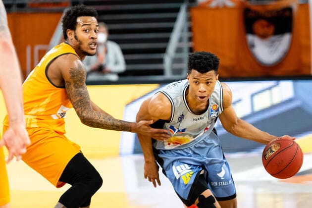 TRAE BELL-HAYNES (Hakro Merlins Crailsheim 02), Troy Caupain (Ratiopharm Ulm 23) GER, Ratiopharm Ulm vs. Hakro Merlins Crailsheim, easycredit 1.Bundesliga Basketball, 31.Spieltag, Saison 2020 21, 29.04.2021 Ratiopharm Ulm vs. Hakro Merlins Crailsheim, 1.Basketball Bundesliga Neu-Ulm Copyright: xEibner-Pressefoto RogerxBuerkex EP_EER