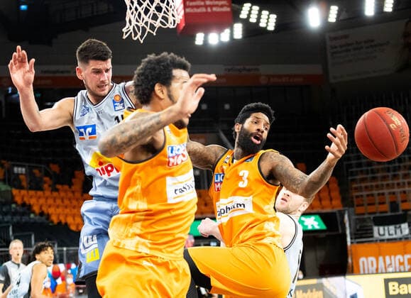 Trey Landers (Ratiopharm Ulm 03), BOGDAN RADOSAVLJEVIC (Hakro Merlins Crailsheim 15), Troy Caupain (Ratiopharm Ulm 23) im Kampf um den Ball GER, Ratiopharm Ulm vs. Hakro Merlins Crailsheim, easycredit 1.Bundesliga Basketball, 31.Spieltag, Saison 2020 21, 29.04.2021 Ratiopharm Ulm vs. Hakro Merlins Crailsheim, 1.Basketball Bundesliga Neu-Ulm Copyright: xEibner-Pressefoto RogerxBuerkex EP_EER
