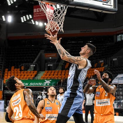 GER, BBL, ratiopharm ulm vs HAKRO Merlins Crailsheim 29.04.2021, ratiopharm arena, Neu-Ulm, GER, BBL, ratiopharm ulm vs HAKRO Merlins Crailsheim, im Bild Bogdan Radosavljevic (Crailsheim, 15) holt sich den Rebound gegen Troy Caupain (Ulm, 23), Demitrius Conger (Ulm, 1) und Cameron Clark (Ulm, 3) und versucht erneut zu punkten