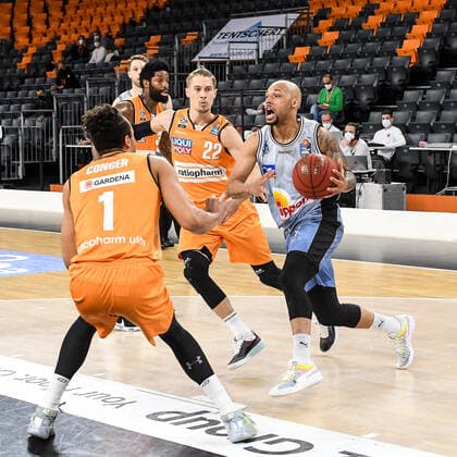 GER, BBL, ratiopharm ulm vs HAKRO Merlins Crailsheim 29.04.2021, ratiopharm arena, Neu-Ulm, GER, BBL, ratiopharm ulm vs HAKRO Merlins Crailsheim, im Bild Maurice Stuckey (Crailsheim, 3), Demitrius Conger (Ulm, 1) und Thomas Klepeisz (Ulm, 22)