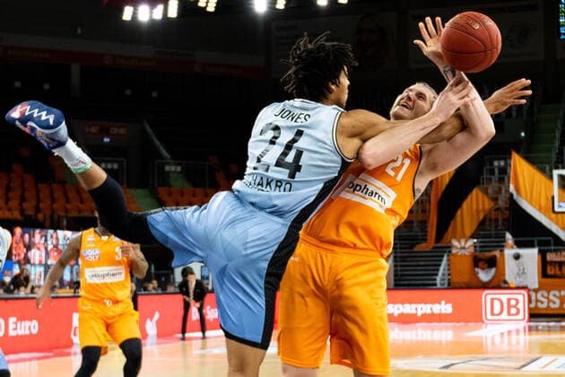 Faul von JEREMY JONES (Hakro Merlins Crailsheim 24) an Dylan Osetkowski (Ratiopharm Ulm 21) GER, Ratiopharm Ulm vs. Hakro Merlins Crailsheim, easycredit 1.Bundesliga Basketball, 31.Spieltag, Saison 2020 21, 29.04.2021 Ratiopharm Ulm vs. Hakro Merlins Crailsheim, 1.Basketball Bundesliga Neu-Ulm Copyright: xEibner-Pressefoto RogerxBuerkex EP_EER
