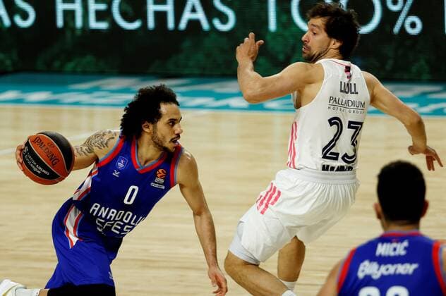 Real Madrid s Sergio Llull (R) in action against Anadolu Efes Shane Larkin (L) during the Euroleague playoff basketball match between Real Madrid and Anadolu EFES held at WiZink Center in Madrid, central Spain, 29 April 2021. Real Madrid vs Anadolu EFES !ACHTUNG: NUR REDAKTIONELLE NUTZUNG!  Copyright: xMariscalx GRAF5117 20210429-637553331132651717