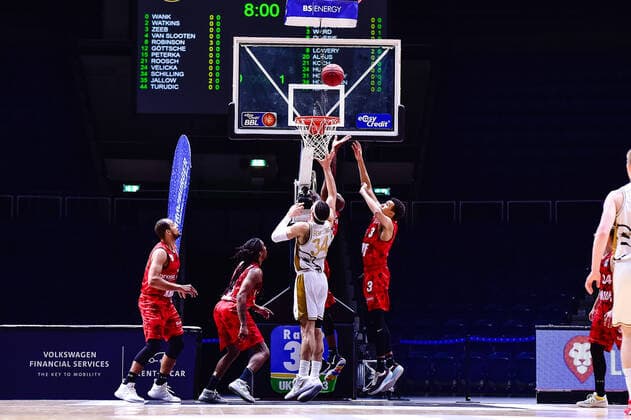 Basketball Herren easyCredit BBL 31. Spieltag Basketball Löwen Braunschweig - s.Oliver Würzburg am 28.04.2021 in der Volkswagen-Halle in Braunschweig Gavin Schilling (Basketball Loewen Braunschweig), Murphy Holloway (s.Oliver Wuerzburg) und Tyson Ward (s.Oliver Wuerzburg)