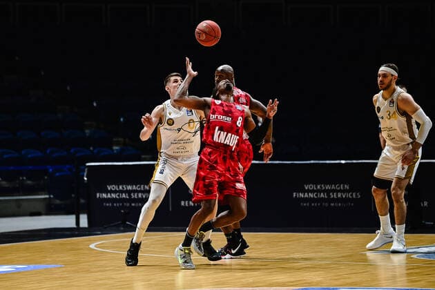Basketball Herren easyCredit BBL 31. Spieltag Basketball Löwen Braunschweig - s.Oliver Würzburg am 28.04.2021 in der Volkswagen-Halle in Braunschweig v. li. Lukas Wank (Basketball Loewen Braunschweig), Murphy Holloway (s.Oliver Wuerzburg) und Robert Lowery (s.Oliver Wuerzburg)