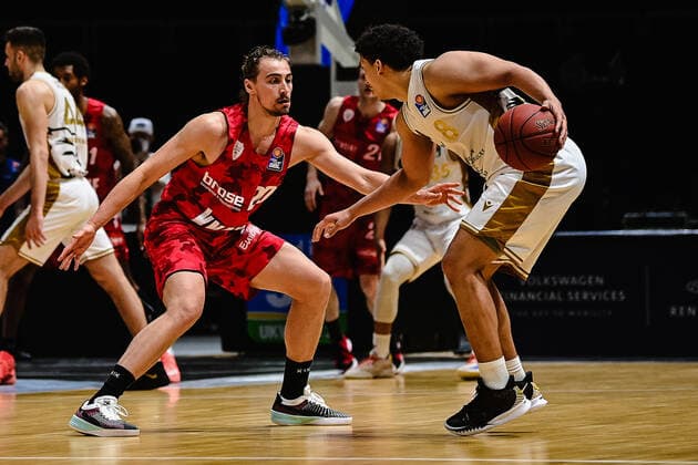 Basketball Herren easyCredit BBL 31. Spieltag Basketball Löwen Braunschweig - s.Oliver Würzburg am 28.04.2021 in der Volkswagen-Halle in Braunschweig Julian Albus (s.Oliver Wuerzburg) und James Robinson (Basketball Loewen Braunschweig)