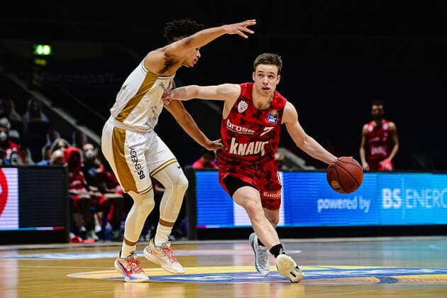 Basketball Herren easyCredit BBL 31. Spieltag Basketball Löwen Braunschweig - s.Oliver Würzburg am 28.04.2021 in der Volkswagen-Halle in Braunschweig Garai Zeeb (Basketball Loewen Braunschweig) und Nils Hassfurther (s.Oliver Wuerzburg)