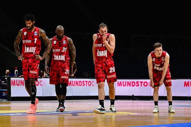 Basketball Herren easyCredit BBL 31. Spieltag Basketball Löwen Braunschweig - s.Oliver Würzburg am 28.04.2021 in der Volkswagen-Halle in Braunschweig v. li. Perry Jones III (s.Oliver Wuerzburg), Murphy Holloway (s.Oliver Wuerzburg), Julian Albus (s.Oliver Wuerzburg) und Nils Hassfurther (s.Oliver Wuerzburg)