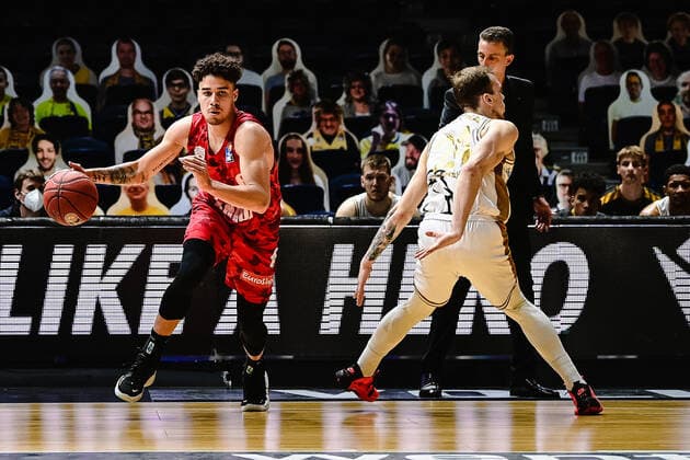 Basketball Herren easyCredit BBL 31. Spieltag Basketball Löwen Braunschweig - s.Oliver Würzburg am 28.04.2021 in der Volkswagen-Halle in Braunschweig v. li. Joshua Obiesie (s.Oliver Wuerzburg) und Simon Roosch (Basketball Loewen Braunschweig)