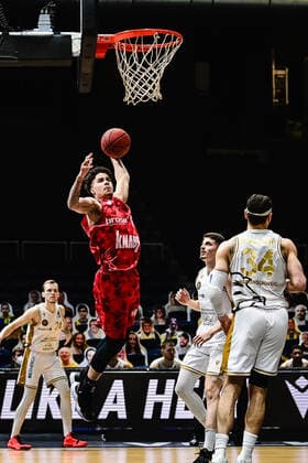 Basketball Herren easyCredit BBL 31. Spieltag Basketball Löwen Braunschweig - s.Oliver Würzburg am 28.04.2021 in der Volkswagen-Halle in Braunschweig v. li. Joshua Obiesie (s.Oliver Wuerzburg), Simon Roosch (Basketball Loewen Braunschweig) und Gavin Schilling (Basketball Loewen Braunschweig)