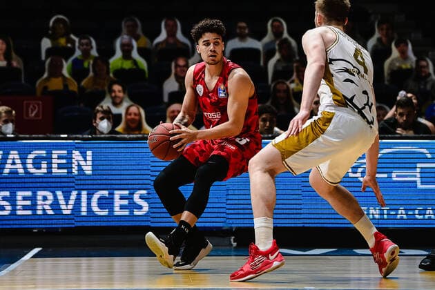 Basketball Herren easyCredit BBL 31. Spieltag Basketball Löwen Braunschweig - s.Oliver Würzburg am 28.04.2021 in der Volkswagen-Halle in Braunschweig Joshua Obiesie (s.Oliver Wuerzburg) und Luc van Slooten (Basketball Loewen Braunschweig)