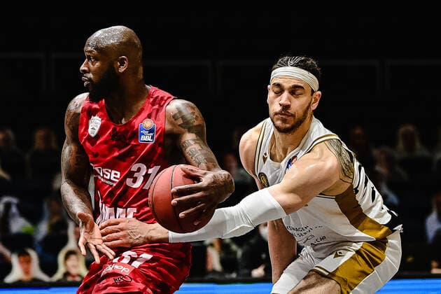 Basketball Herren easyCredit BBL 31. Spieltag Basketball Löwen Braunschweig - s.Oliver Würzburg am 28.04.2021 in der Volkswagen-Halle in Braunschweig v. li. Murphy Holloway (s.Oliver Wuerzburg) und Gavin Schilling (Basketball Loewen Braunschweig)