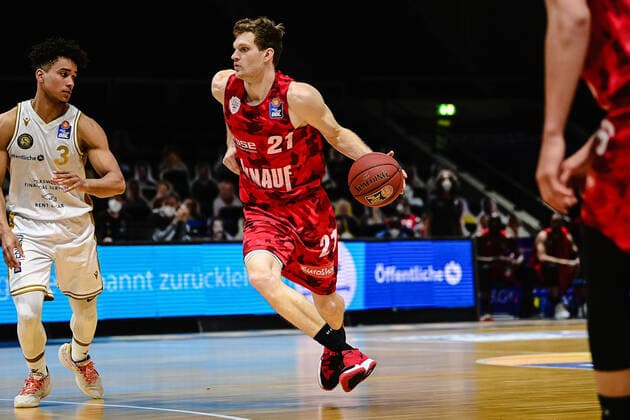 Basketball Herren easyCredit BBL 31. Spieltag Basketball Löwen Braunschweig - s.Oliver Würzburg am 28.04.2021 in der Volkswagen-Halle in Braunschweig v. li. Garai Zeeb (Basketball Loewen Braunschweig) und Florian Koch (s.Oliver Wuerzburg)