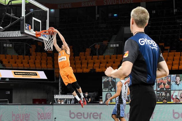 GER, BBL, ratiopharm ulm vs HAKRO Merlins Crailsheim 29.04.2021, ratiopharm arena, Neu-Ulm, GER, BBL, ratiopharm ulm vs HAKRO Merlins Crailsheim, im Bild John Petrucelli (Ulm, 7) kann in der Schlußphase nach einem Konterangriff ungehindert punkten