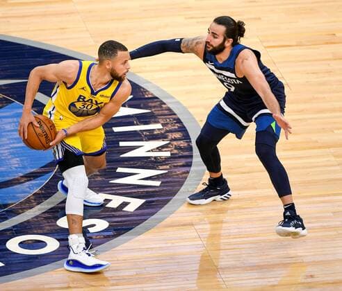 Minneapolis (United States), 29 04 2021.- Minnesota Timberwolves guard Ricky Rubio (R) defends against Golden State Warriors guard Stephen Curry (L) during the first half of the NBA, Basketball Herren, USA basketball game between the Golden State Warriors and the Minnesota Timberwolves at Target Center in Minneapolis, Minnesota, USA, 29 April 2021. USA NBA Basketball: Golden State Warriors at Minnesota Timberwolves !ACHTUNG: NUR REDAKTIONELLE NUTZUNG!  Copyright: xCRAIGxLASSIGx AME3905 20210430-637553500087662654