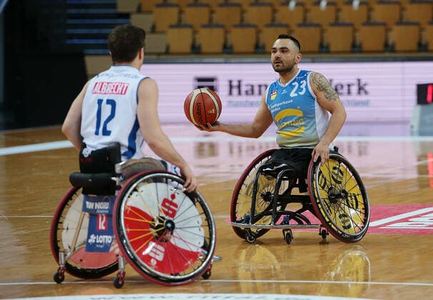 30.04.2021, xovx, Rollstuhlbasketball Champions Cup 2021, RSB Thuringia Bulls - Baskets 96 Rahden v.l. Jens Albrecht (RSB Thuringia Bulls), Mustafa Korkmaz (Baskets 96 Rahden) Wetzlar Rittal-Arena Hessen Deutschland (DE)