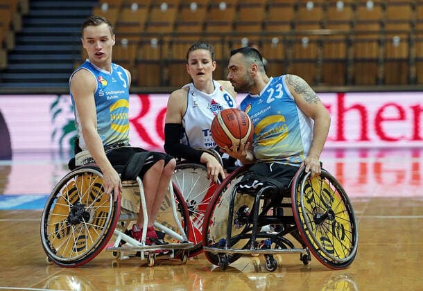 30.04.2021, xovx, Rollstuhlbasketball Champions Cup 2021, RSB Thuringia Bulls - Baskets 96 Rahden v.l. Quinten Zantinge (Baskets 96 Rahden), Jitske Visser (RSB Thuringia Bulls), Mustafa Korkmaz (Baskets 96 Rahden) Wetzlar Rittal-Arena Hessen Deutschland (DE)