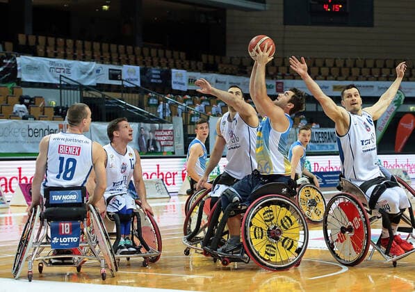 30.04.2021, xovx, Rollstuhlbasketball Champions Cup 2021, RSB Thuringia Bulls - Baskets 96 Rahden v.l. Andre Bienek (RSB Thuringia Bulls), Jens Albrecht (RSB Thuringia Bulls), Vahid Gholamazad (RSB Thuringia Bulls), Tom Smith (Baskets 96 Rahden), Quinten Zantinge (Baskets 96 Rahden), Aliaksandr Halouski (RSB Thuringia Bulls) Wetzlar Rittal-Arena Hessen Deutschland (DE)