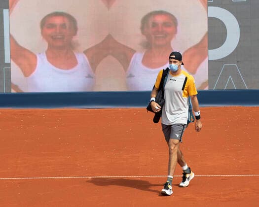 Jan-Lennard Struff (GER) betritt den Centre Court, traegt Corona Maske Tennis - BMW Open 2021 - ATP, Tennis Herren - MTTC Iphitos - Munich - - Germany - 30 April 2021. Copyright: xJuergenxHasenkopfx