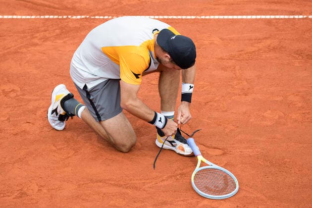 Jan-Lennard Struff (GER) kniet auf dem Platz und richtet seine Schuhe Tennis - BMW Open 2021 - ATP, Tennis Herren - MTTC Iphitos - Munich - - Germany - 30 April 2021. Copyright: xJuergenxHasenkopfx