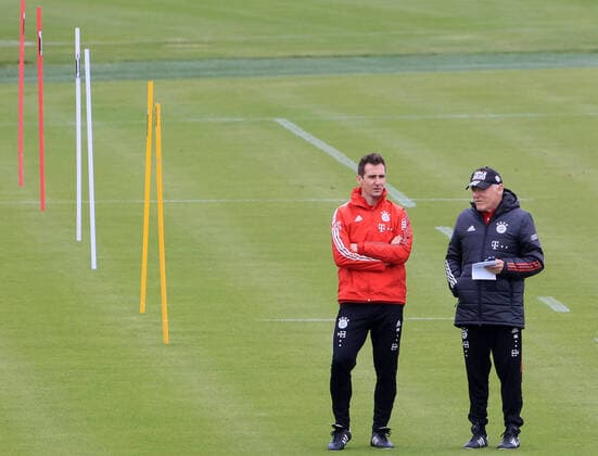 29.04.2021, FC Bayern Training, Fussball, Muenchen , im Bild: Miroslav Klose (FCB) und Hermann Gerland (FCB)