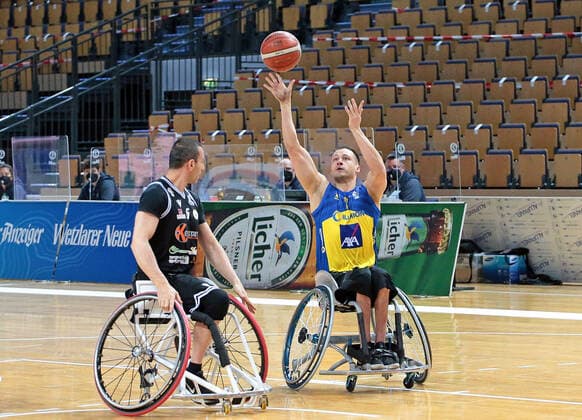 30.04.2021, xovx, Rollstuhlbasketball Champions Cup 2021, CD Ilunion Madrid - GSD Porto Torres v.l. Giovanni Simula (GSD Porto Torres), Jake Williams (CD Ilunion Madrid) Wetzlar Rittal-Arena Hessen Deutschland (DE)