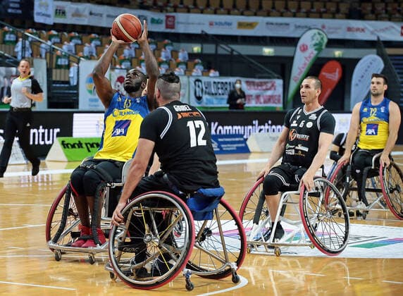 30.04.2021, xovx, Rollstuhlbasketball Champions Cup 2021, CD Ilunion Madrid - GSD Porto Torres v.l. Amadu Diallo (CD Ilunion Madrid), Cristian Gomez (GSD Porto Torres), Giovanni Simula (GSD Porto Torres), Bill Latham (CD Ilunion Madrid) Wetzlar Rittal-Arena Hessen Deutschland (DE)