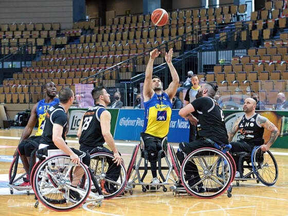 30.04.2021, xovx, Rollstuhlbasketball Champions Cup 2021, CD Ilunion Madrid - GSD Porto Torres v.l. Amadu Diallo (CD Ilunion Madrid), Giovanni Simula (GSD Porto Torres), Soufyane Mehiaoui (GSD Porto Torres), Bill Latham (CD Ilunion Madrid), Cristian Gomez (GSD Porto Torres), Luca Puggioni (GSD Porto Torres) Wetzlar Rittal-Arena Hessen Deutschland (DE)