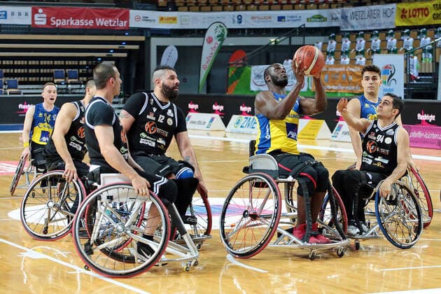30.04.2021, xovx, Rollstuhlbasketball Champions Cup 2021, CD Ilunion Madrid - GSD Porto Torres v.l. Ignacio Ortega (CD Ilunion Madrid), Soufyane Mehiaoui (GSD Porto Torres), Giovanni Simula (GSD Porto Torres), Cristian Gomez (GSD Porto Torres), Amadu Diallo (CD Ilunion Madrid), Bill Latham (CD Ilunion Madrid), Dario Langiu (GSD Porto Torres) Wetzlar Rittal-Arena Hessen Deutschland (DE)