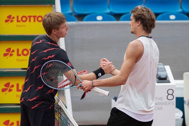 Alexander Zverev (GER) gratuliert dem Sieger Ilya Ivashka Tennis - BMW Open 2021 - ATP, Tennis Herren - MTTC Iphitos - Munich - - Germany - 30 April 2021. Copyright: xJuergenxHasenkopfx