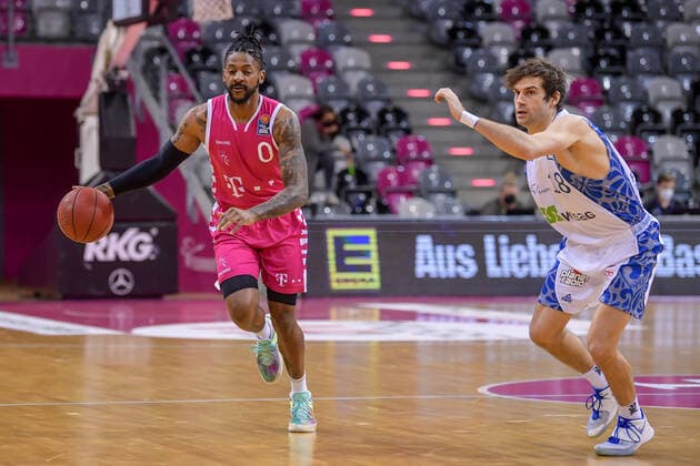 easyCredit BBL, Telekom Baskets Bonn vs. Fraport Skyliners, 30.04.2021 Alex Hamilton (Telekom Baskets Bonn, 0), Joe Rahon (Fraport Skyliners, 18), easyCredit BBL, Telekom Baskets Bonn vs. Fraport Skyliners am 30.04.2021 im Telekom Dome Bonn, Bonn (Nordrhein-Westfalen) Copyright: xBEAUTIFULxSPORTS Mueller-Laschetx